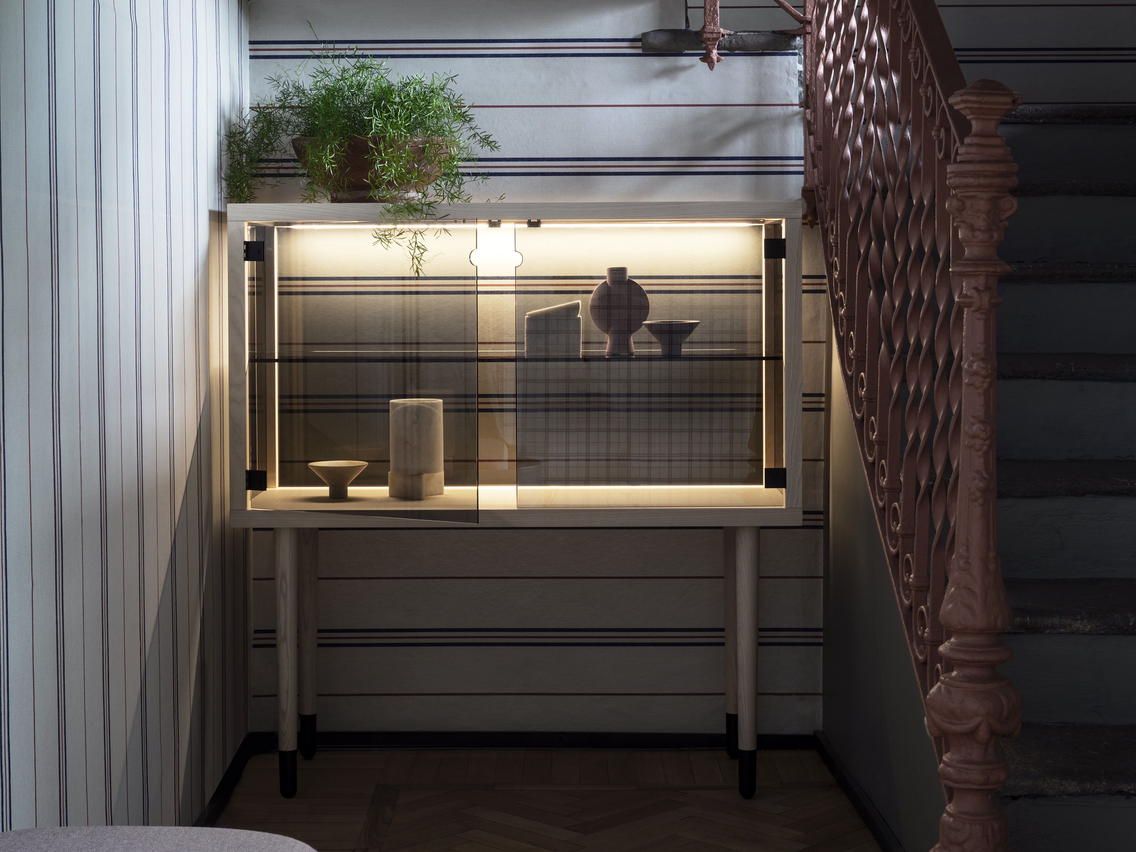 Стеклянный шкаф с распашными дверцами Miniforms JUNO ARCH-00002512