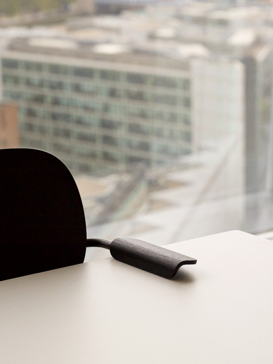 1165849 MENU Обеденный стул с подлокотником, черный Темный мореный дуб  - Вид №7