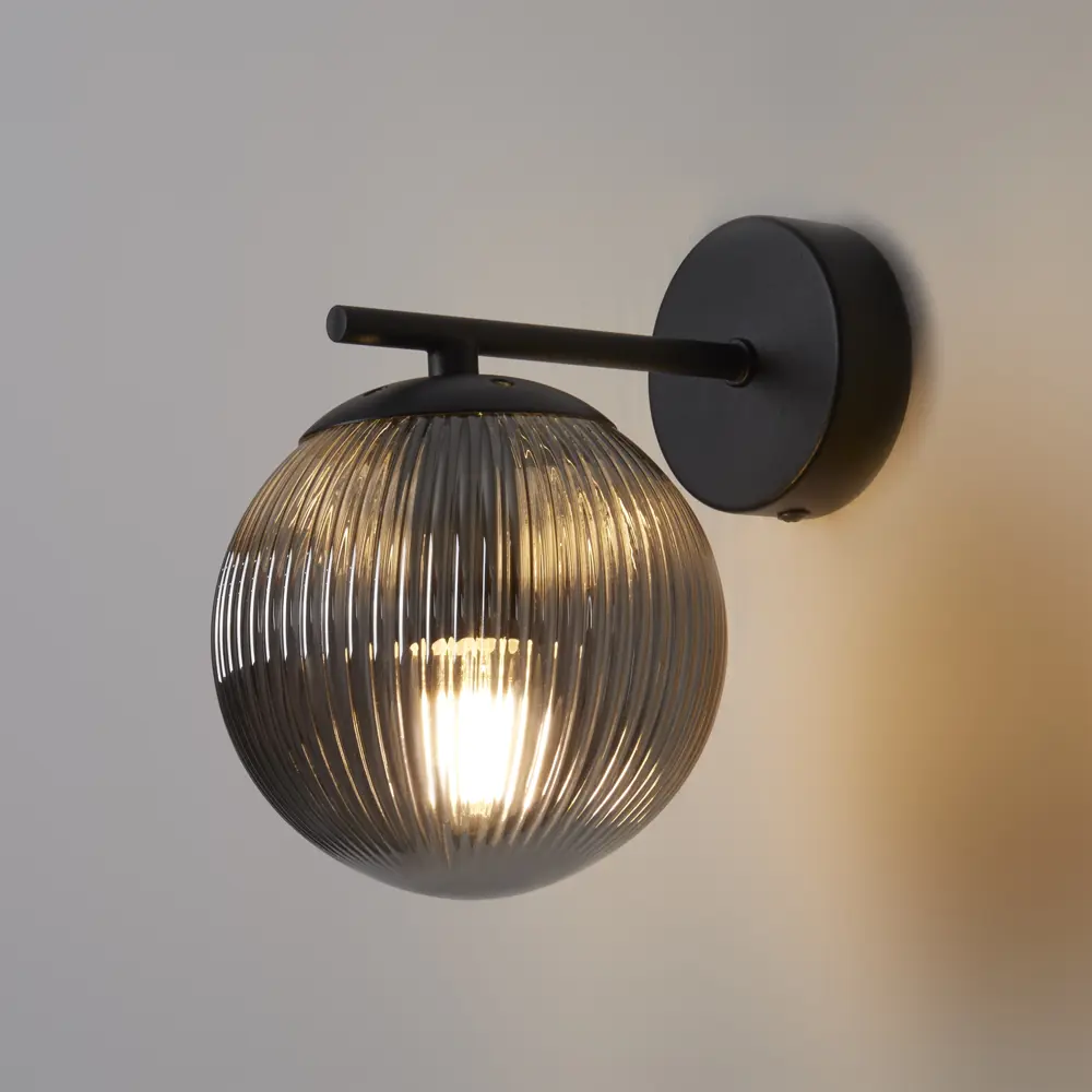 Бра Freya Aris — современный настенный светильник с дымчатым плафоном 89426764 STLM-1567776