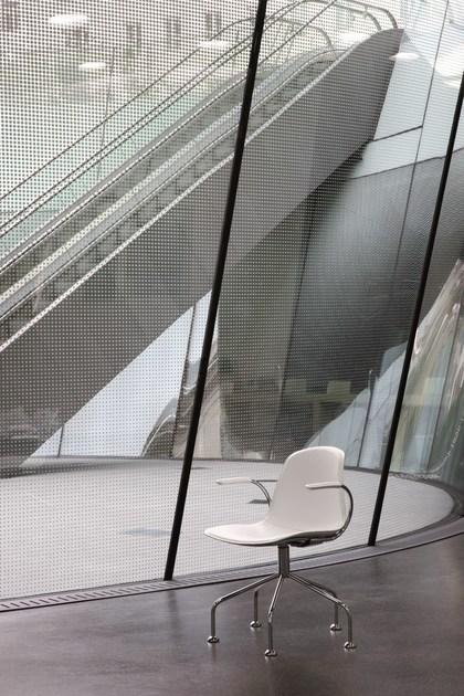 Luxy Мягкое кресло на козелке из кожи с подлокотниками Epoca sun-id-1430210 - Вид №1