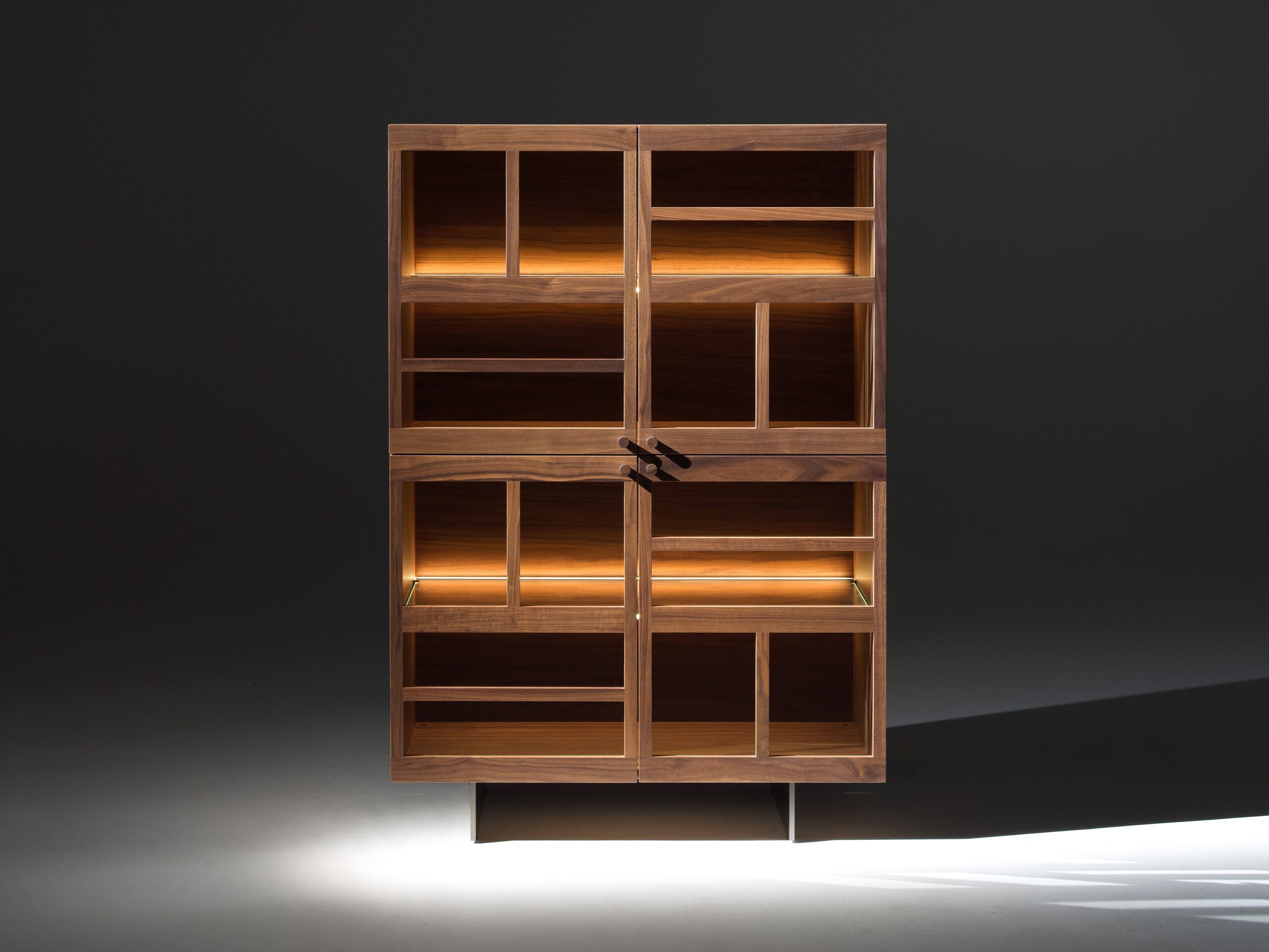 Деревянная витрина со встроенным освещением Casamania & Horm Torii ARCH-00132334