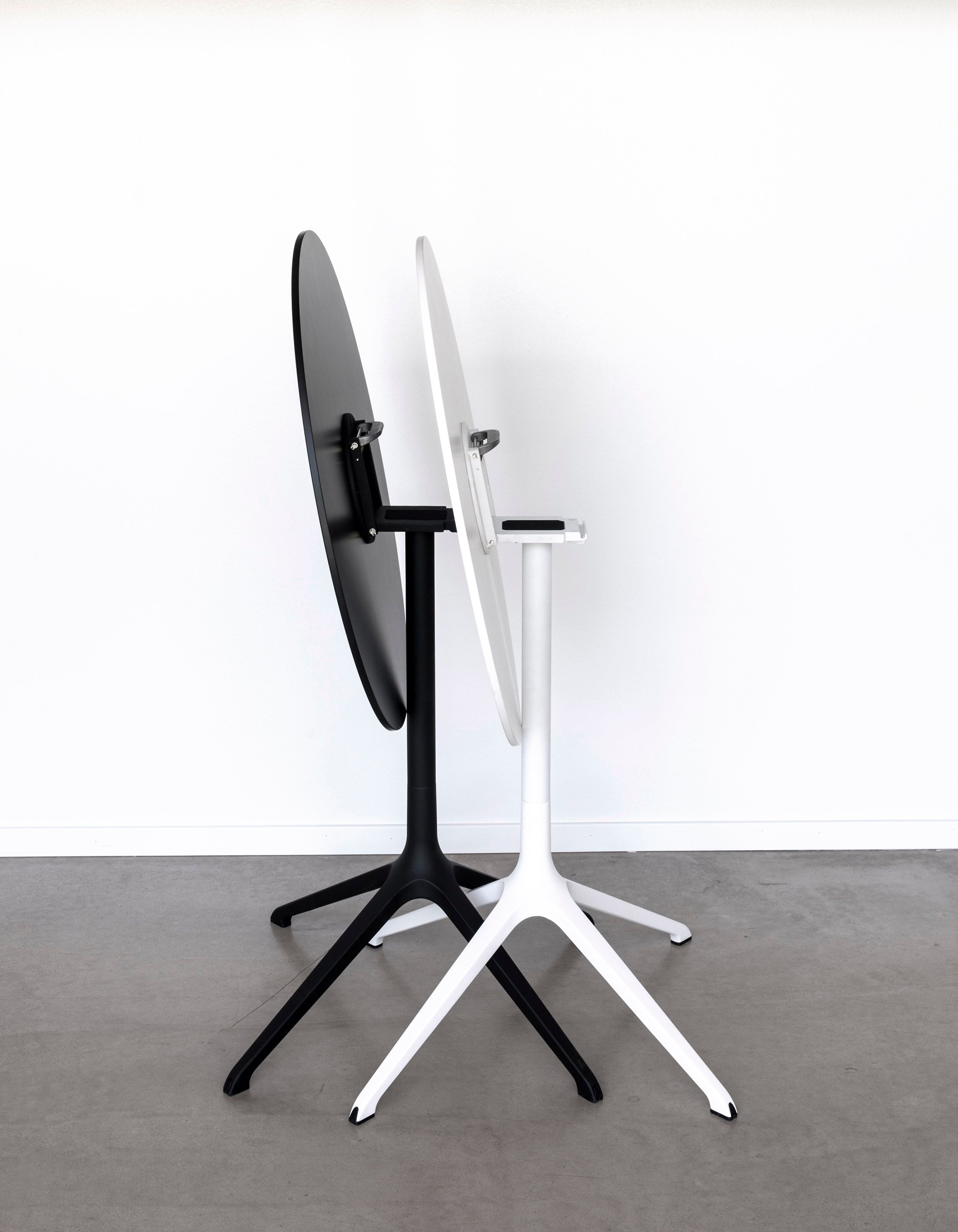 Круглый стол с откидным верхом из литого алюминия Kristalia ARCH-00057715 - Вид №2