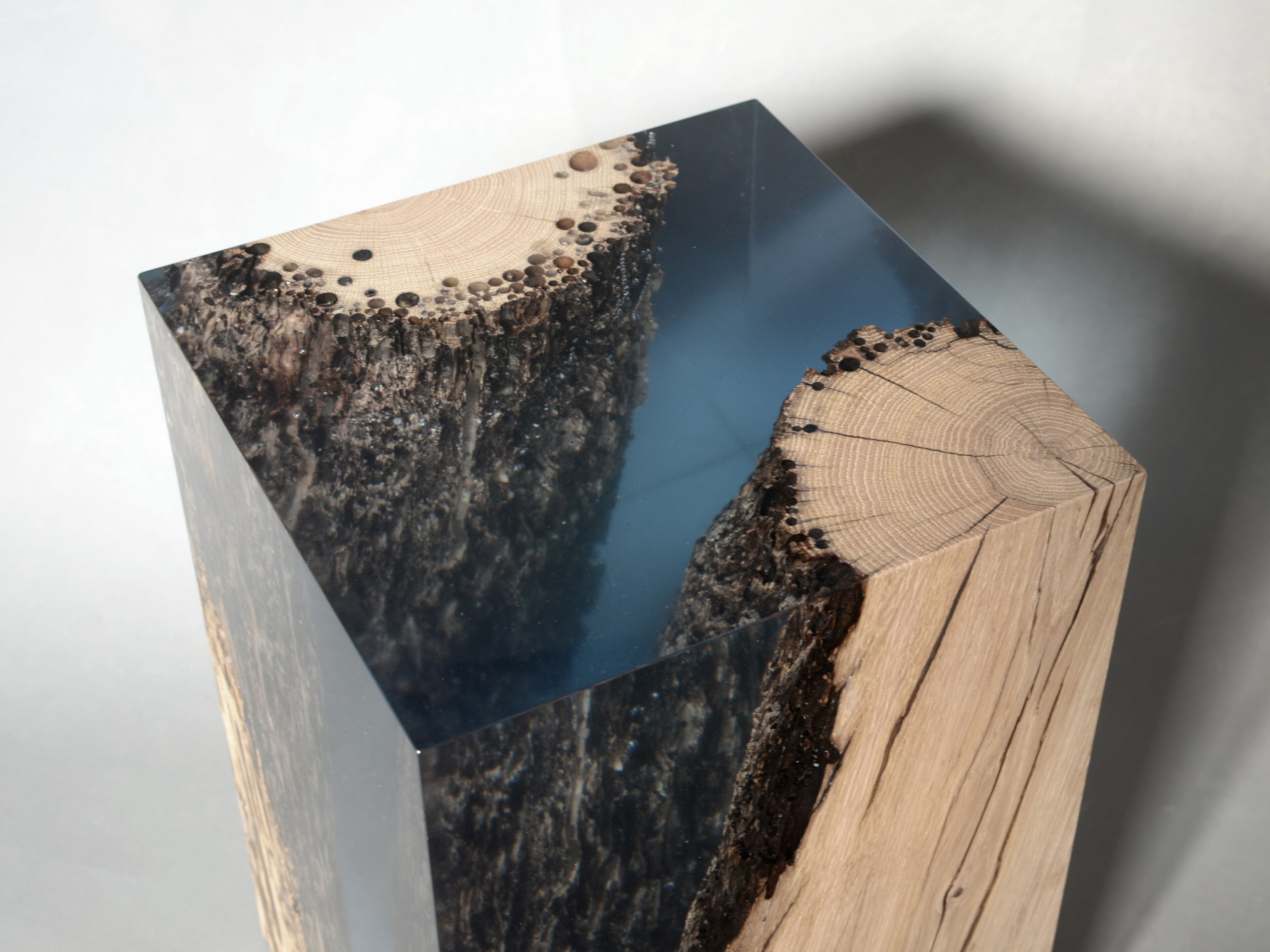 Табурет / журнальный столик из дуба и смолы alcarol Bricola ARCH-00008282 - Вид №6