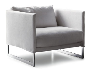 Тканевое кресло с подлокотниками