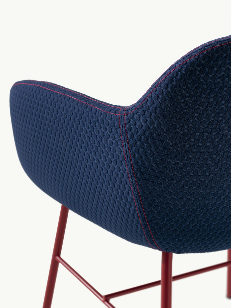 Myra 653 Кресло с четырьмя ножками, стальным каркасом и каркасом, обитым тканью. Выпускается из пенопласта с впрыском политуретана в соответствии с правилами пожарной безопасности Великобритании. Et al. Myra - Вид №1