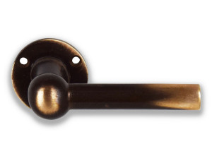 Бронзовая ручка на розетке