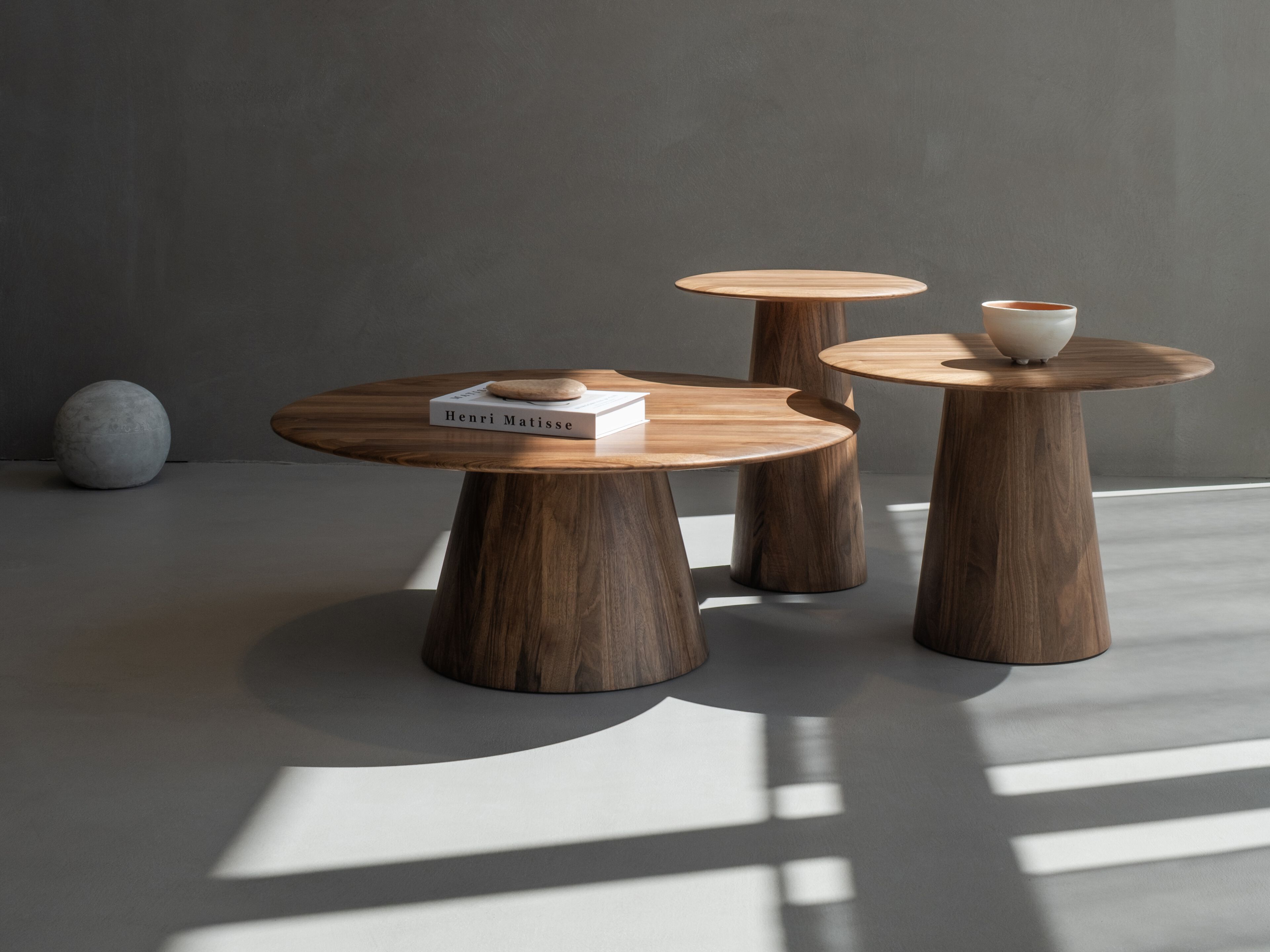 Круглый журнальный столик из орехового дерева Gazzda MUSHROOM ARCH-00038653 - Вид №3