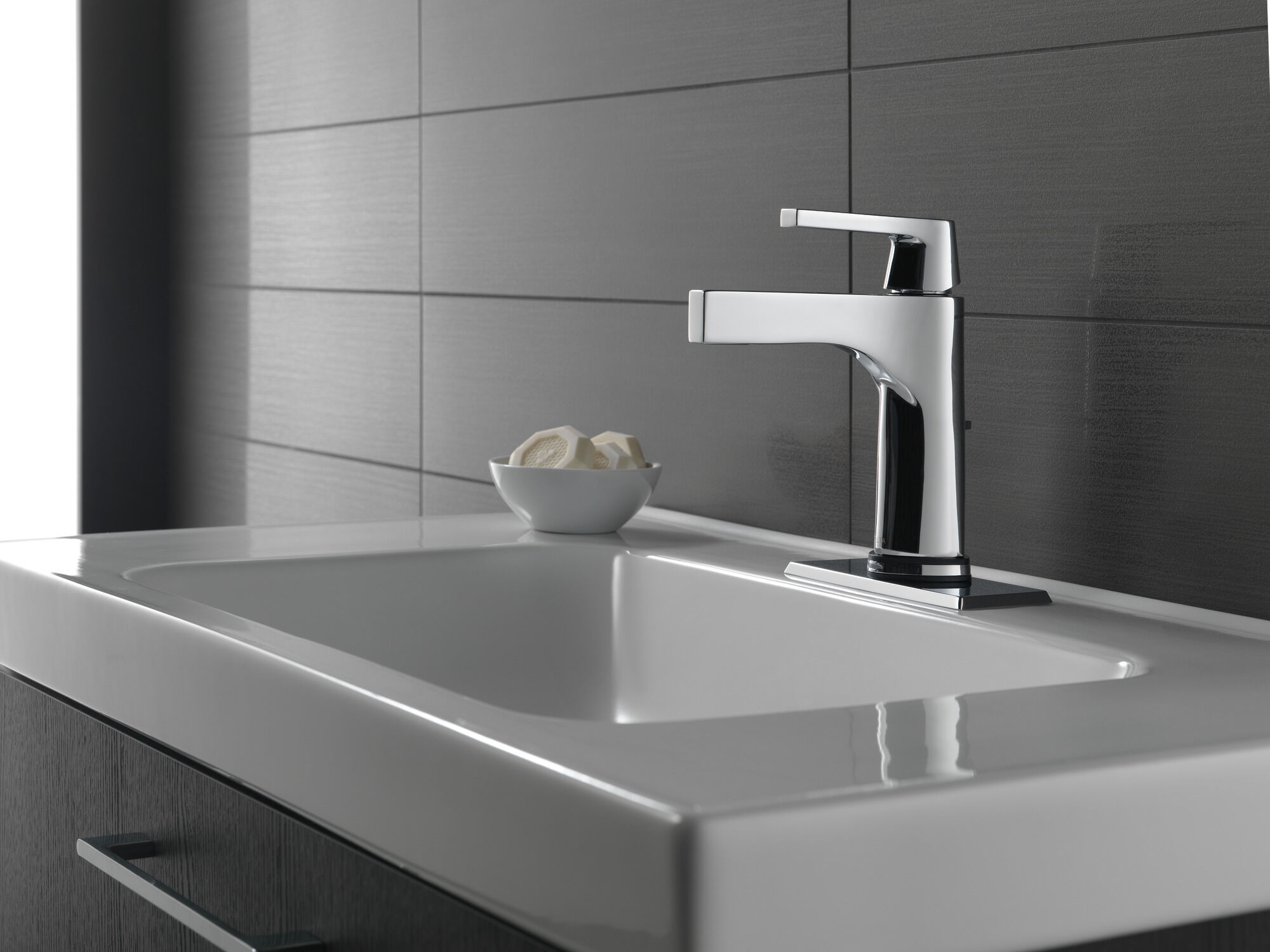 574T-SS-DST Смеситель для ванной с одной ручкой с технологией Touch2O.xt® Delta Faucet Zura Нержавеющая сталь  - Вид №1