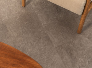 Пол из вулканического камня и переработанного ПВХ