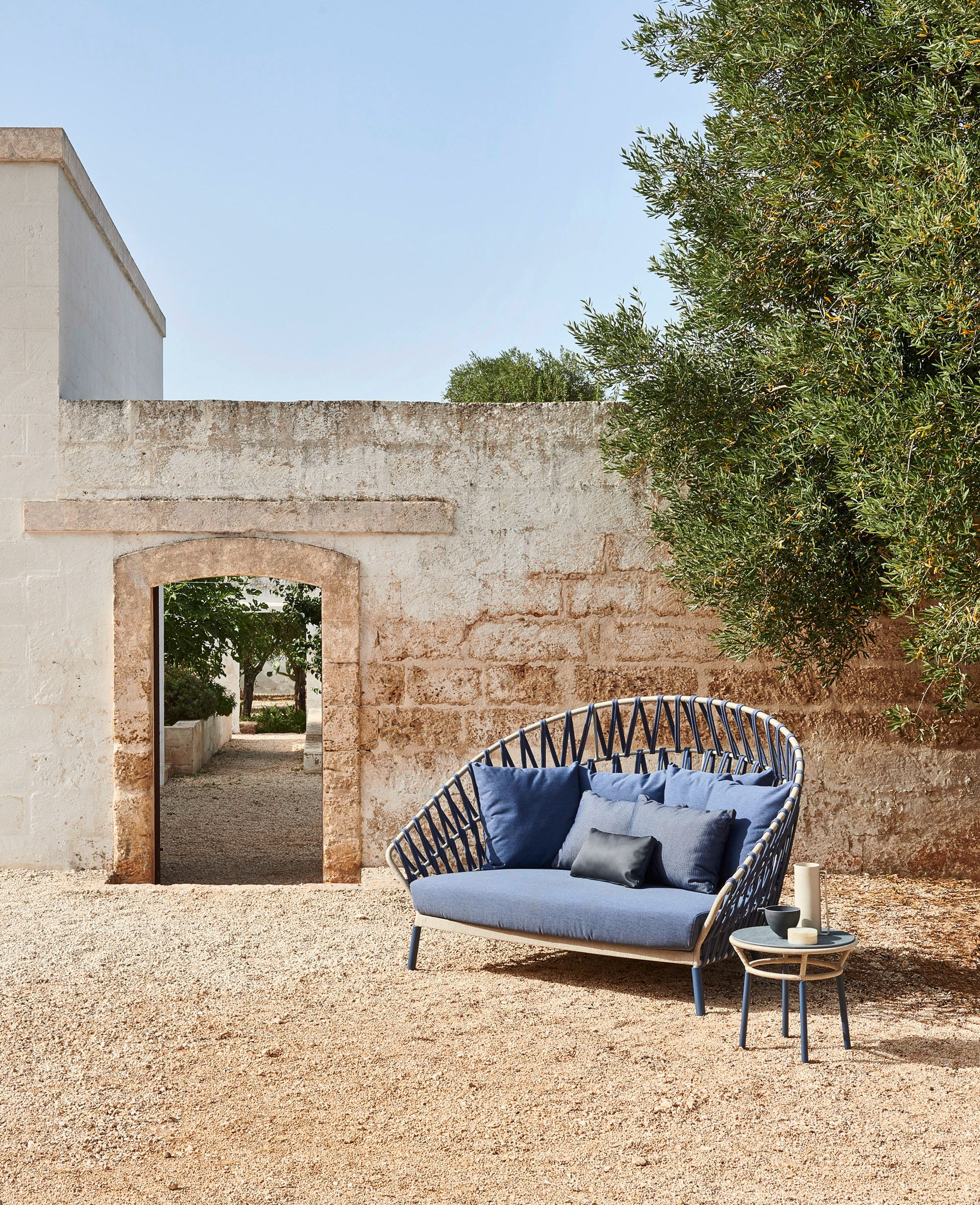 Круглый алюминиевый и деревянный садовый столик Varaschin Emma Cross ARCH-00151781 - Вид №4