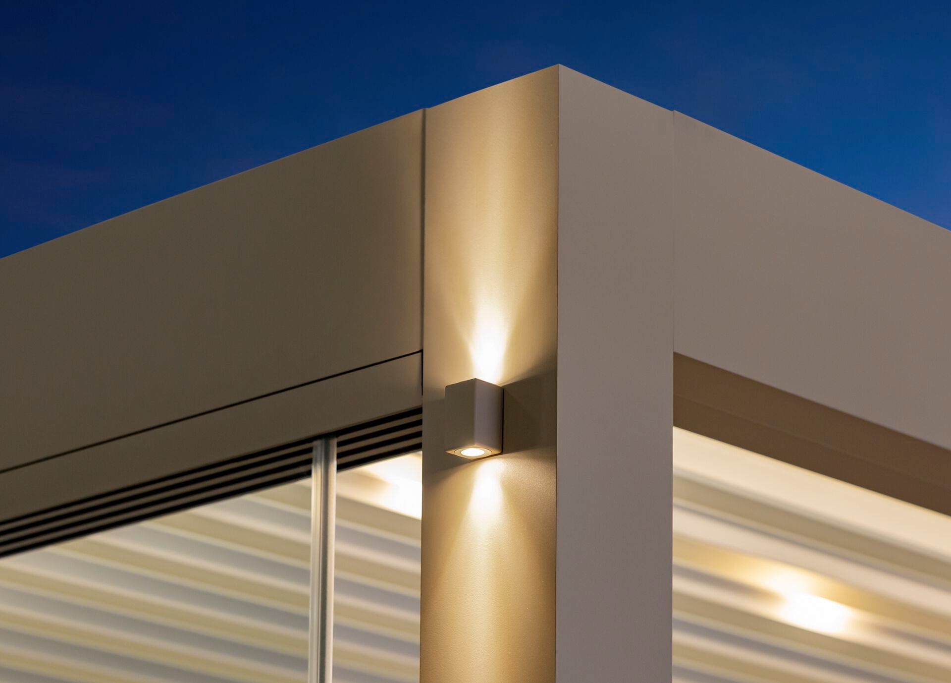 Биоклиматическая пергола из алюминия с регулируемыми ламелями и освещением Saxun P-190 ARCH-00093715 - Вид №3