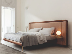 Деревянная кровать со встроенными тумбочками