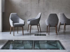 Montis Стул с обивкой и подлокотниками Vico