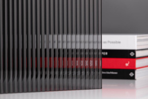 FSRT530 Монолитное стекло литого профиля в текстуре chase 12; показаны в сером стекле Forms-surfaces