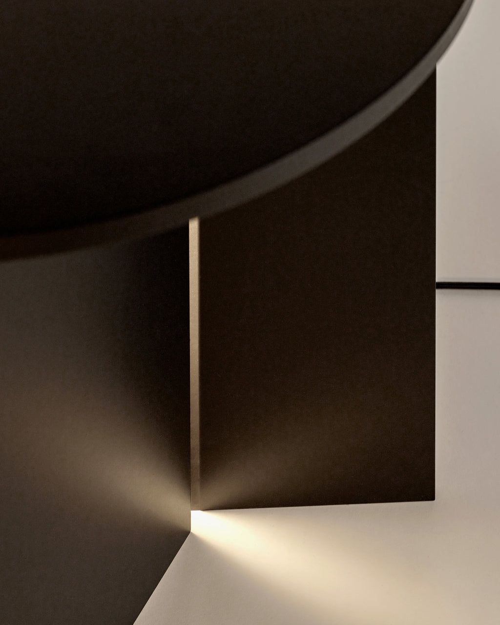 Деревянный круглый низкий журнальный столик Serax Furniture by Ann Demeulemeester ARCH-00022979 - Вид №8