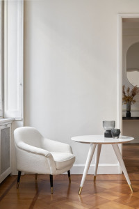 Тканевое кресло с подлокотниками