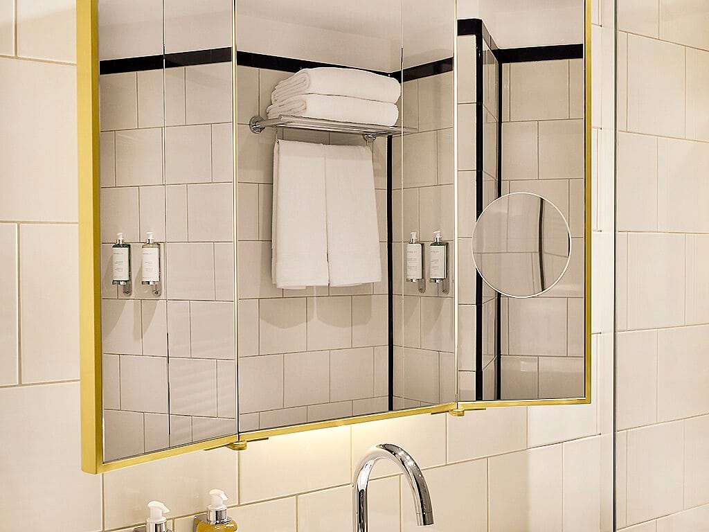 Настенное зеркало для ванной комнаты с рамкой Spekkio Tris LED ARCH-00018942 - Вид №1