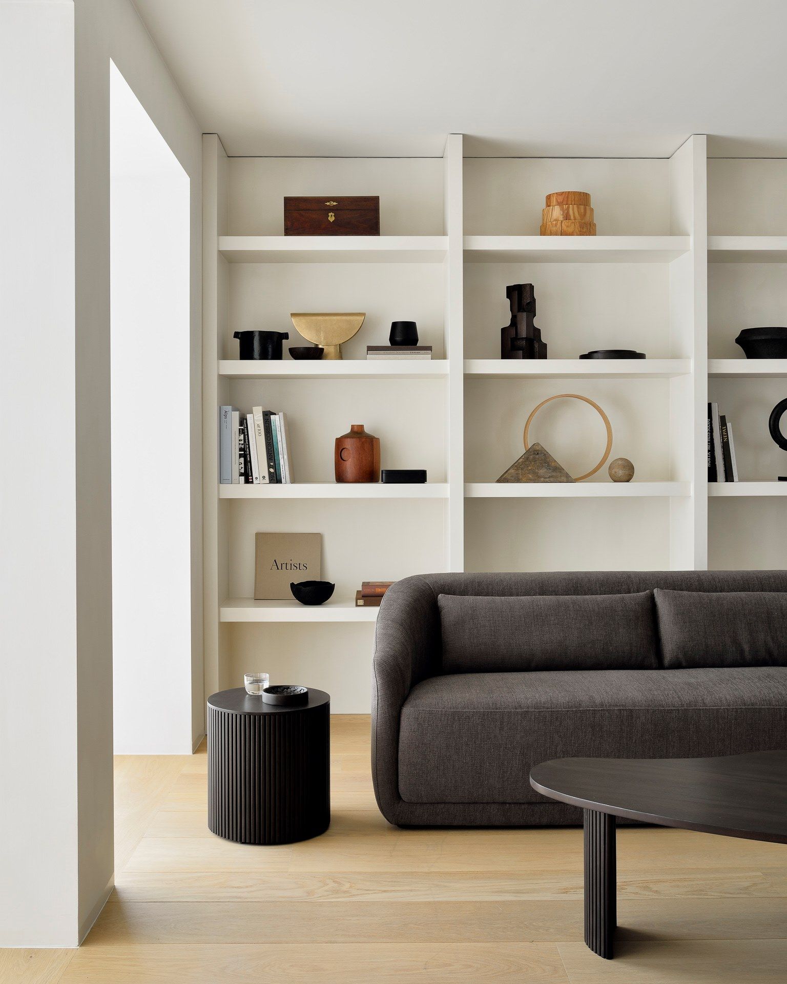 Низкий журнальный столик из красного дерева Ethnicraft Boomerang ARCH-00070030 - Вид №11