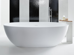 Ванна в центре комнаты в твердой поверхности