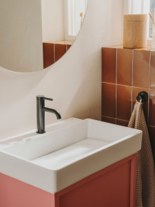 Деревянный подвесной умывальник с ящиками