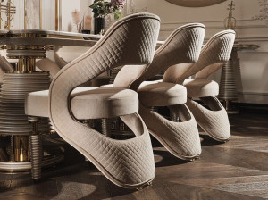 Мягкий тканевый стул с подлокотниками