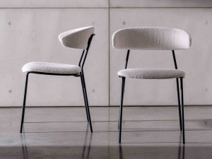 Тканевый стул с подлокотниками