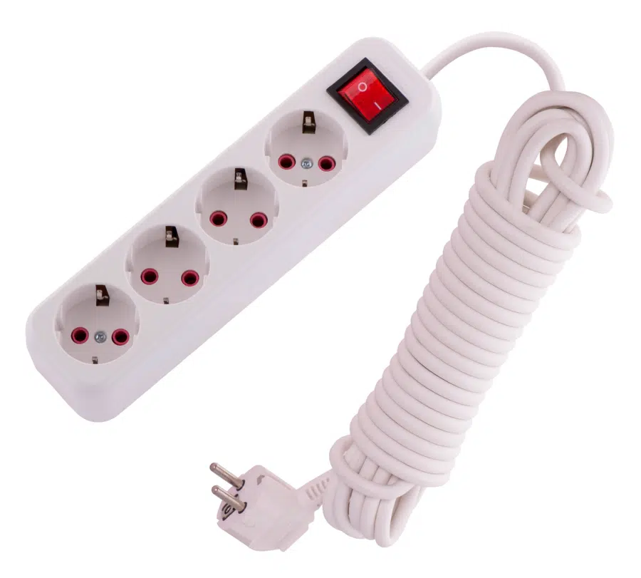 LILA Удлинитель с заземлением 4 входа 7 метров с выключателем белый LEZARD 720-0407-402