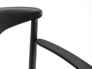 Деревянный стул с подлокотниками