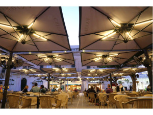 Несколько квадратных зонтик с освещением