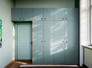 Ламинированный настенный секционный шкаф