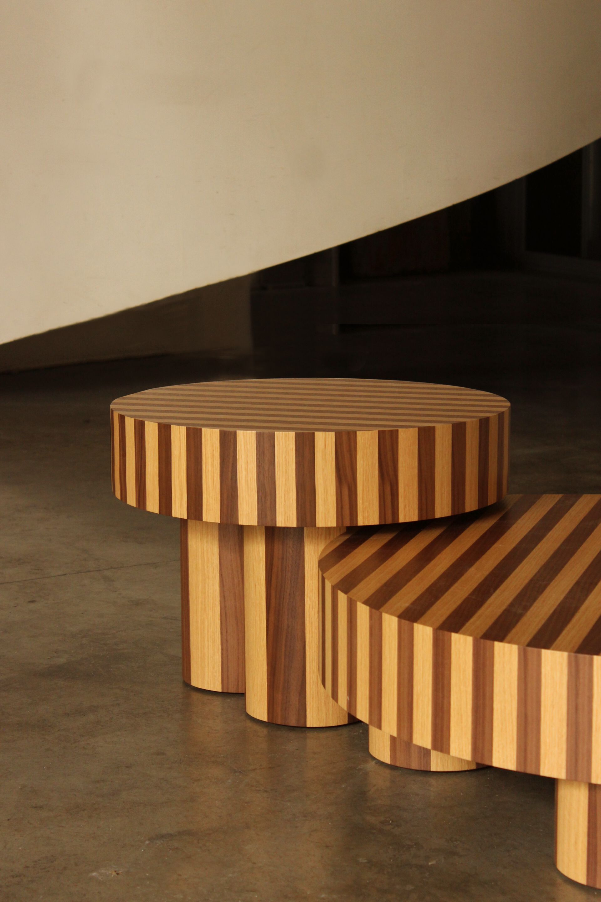 Высокий круглый журнальный столик из дуба и грецкого ореха DOOQ Nusa ARCH-00059477 - Вид №5
