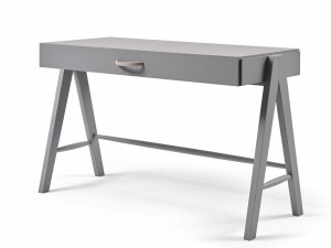 Деревянный письменный стол с ящиками