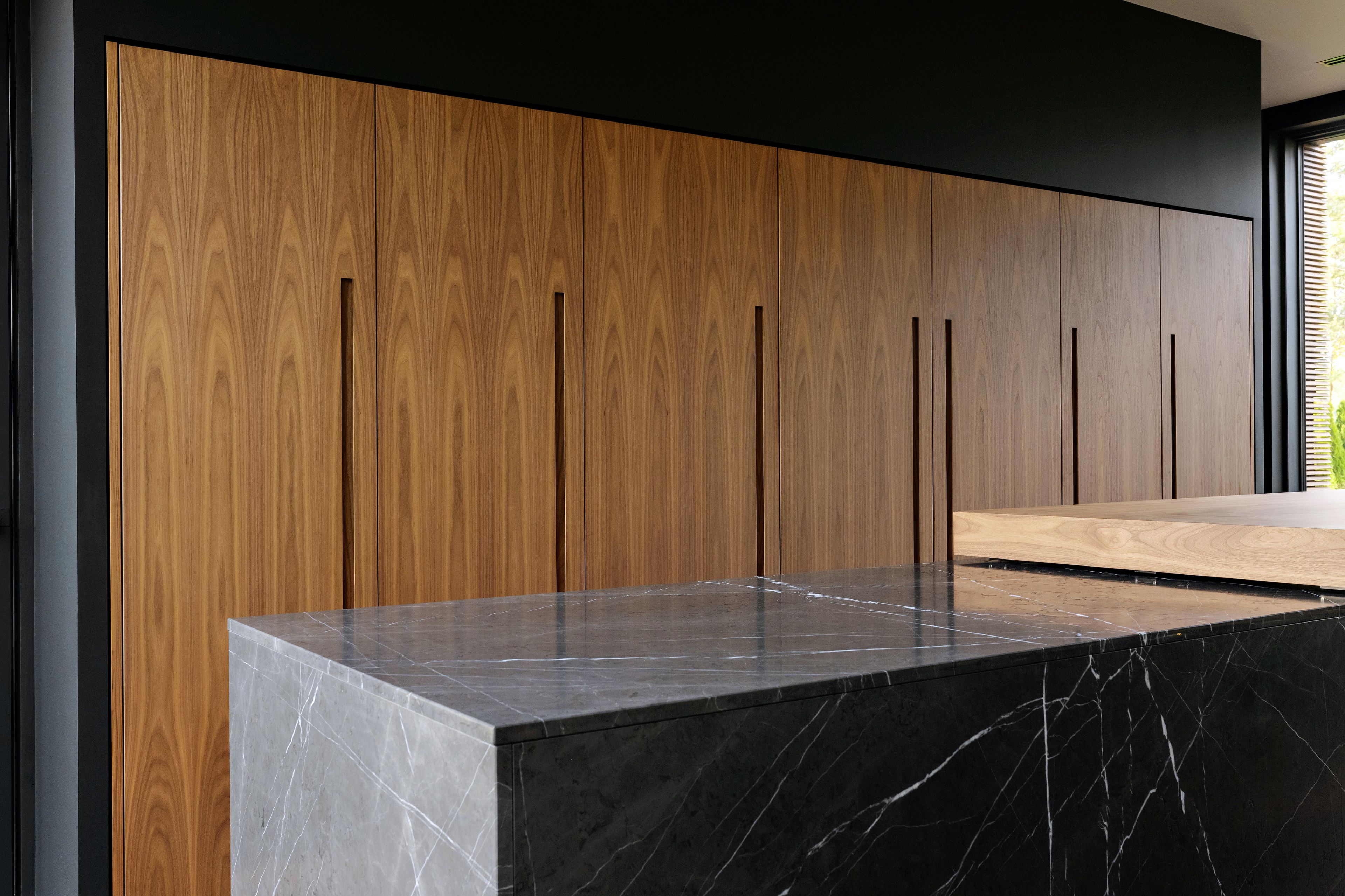 Линейная кухня из ореха Каналетто и остров с раздвижной столешницей TM Italia Cucine D90 ARCH-00103322 - Вид №12
