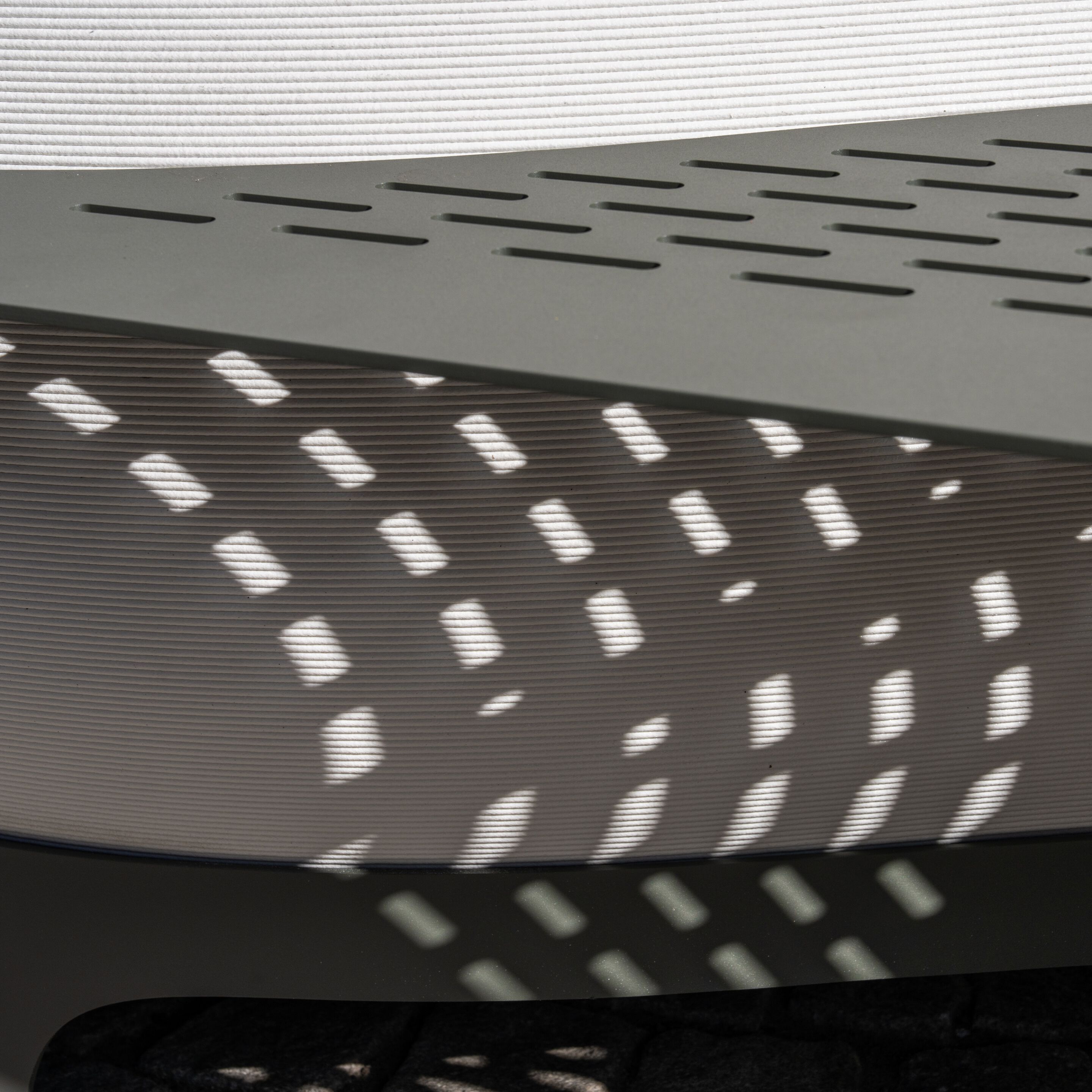 Скамейка из переработанного пластика и нержавеющей стали со спинкой и встроенной плантатором BENKERT BANKE Ontigo ARCH-00090434 - Вид №4