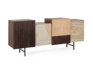 Манго и мраморный шкаф с распашными дверями