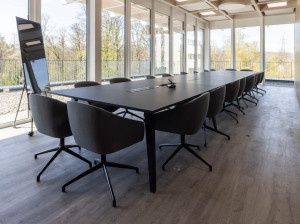 Прямоугольный стол для совещаний из ламината с системой люверсов