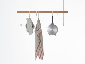 Стальная и деревянная кухонная посуда