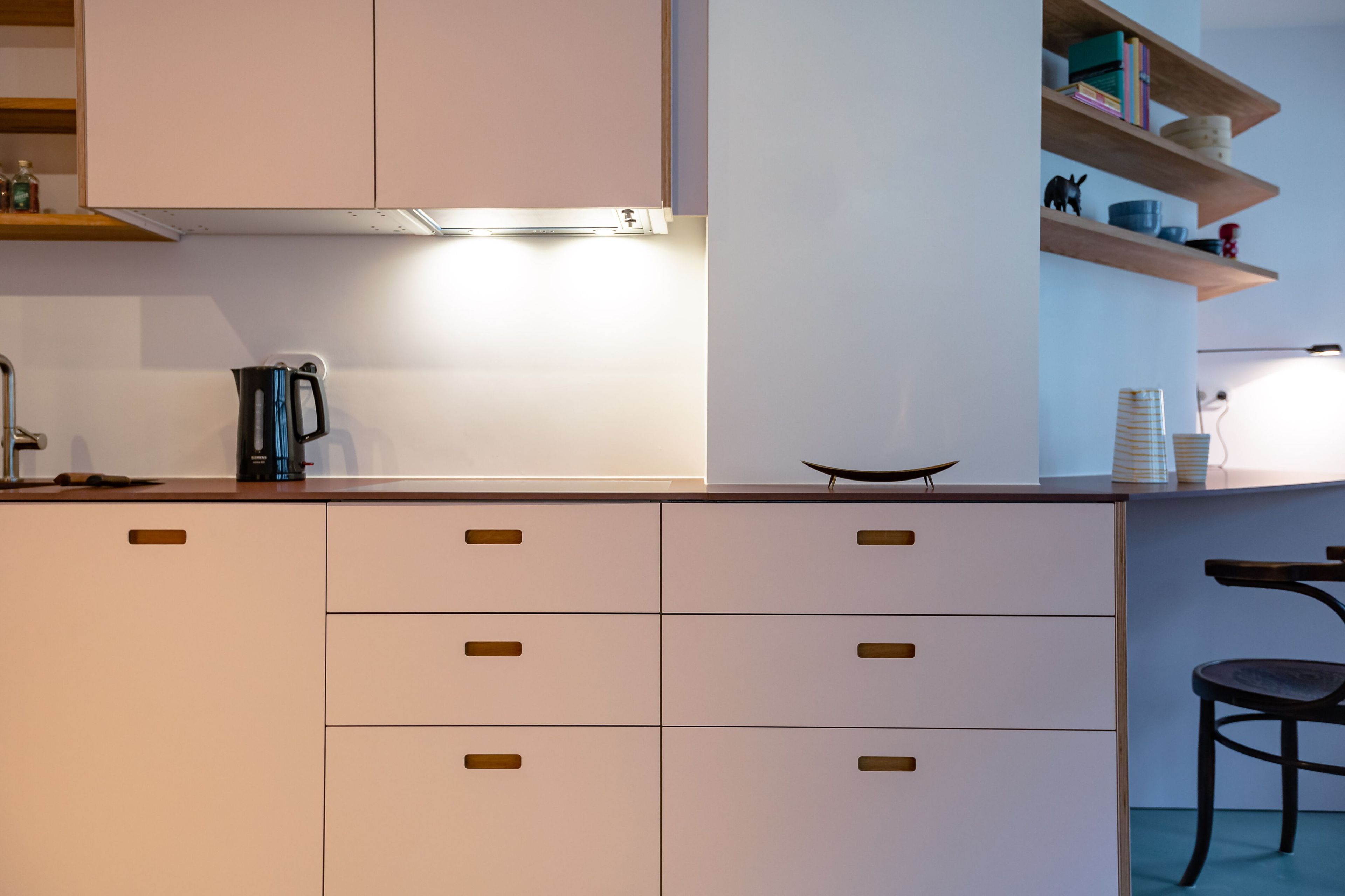 Встроенная линолеумная кухня со встроенными ручками Neuvermoebelt SMART LINE KITCHEN SYSTEMS ARCH-00056976 - Вид №1