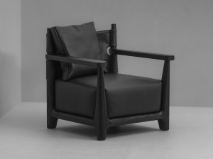 Кожаное кресло с подлокотниками