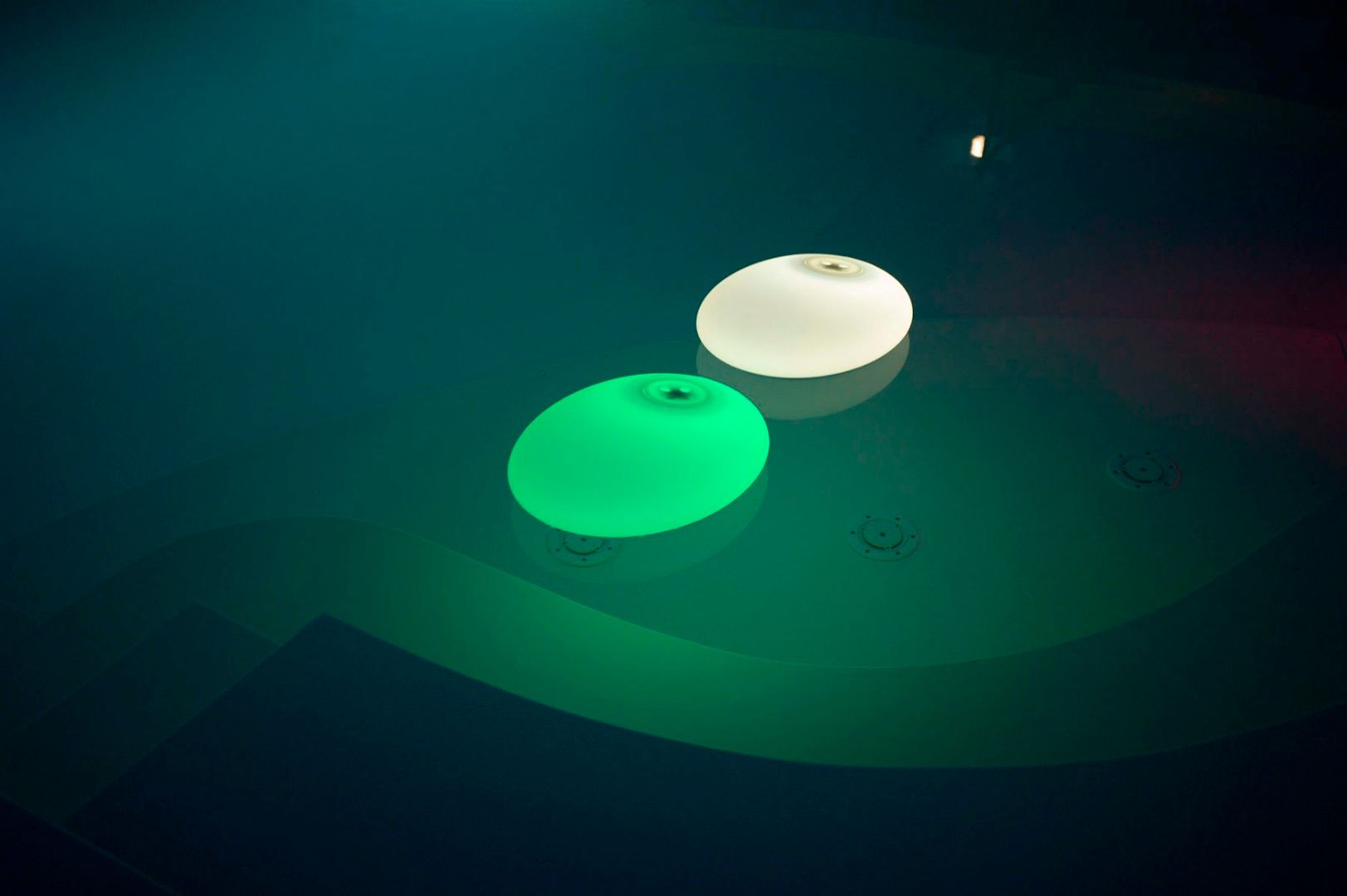 Настольная или плавающая лампа из полиэтилена Martinelli Luce Gloulglou Pol ARCH-00101308 - Вид №10