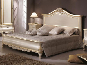 Двуспальная кровать из массива дерева