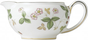 10671641 Wedgwood Молочник Wedgwood Земляника 280мл Фарфор костяной