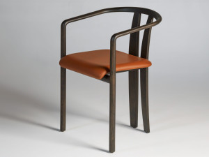 Стул из массива дерева с подлокотниками