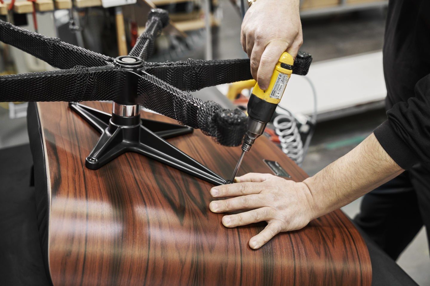 Кожаное вращающееся кресло с подлокотниками VITRA Eames Lounge Chair ARCH-00109556 - Вид №10