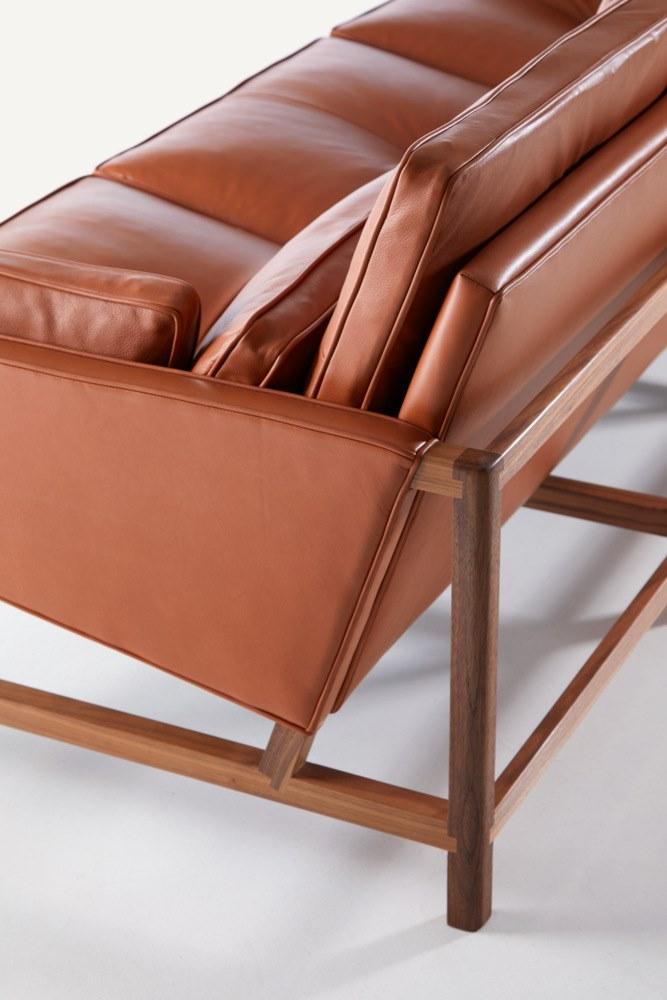 BassamFellows 3-х местный кожаный диван Wood frame lounge Cb-53 - Вид №7