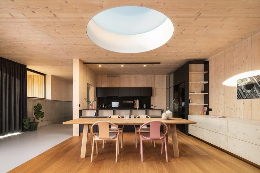 TON Штабелируемый деревянный стул с подлокотниками Again 311 005 - Вид №18