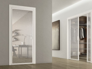 Алюминиевая и стеклянная распашная дверь с выдвижными петлями