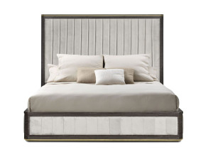 Тканевая кровать с высоким изголовьем