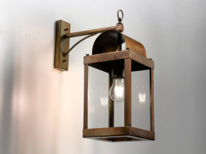 Настенный светильник из латуни и прозрачного стекла