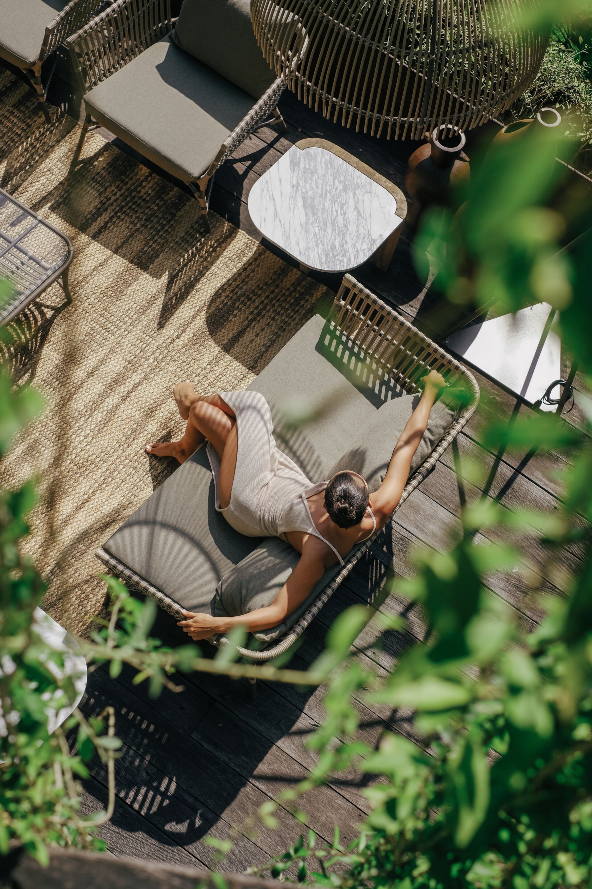 Квадратный стол из тикового дерева с столешницей из каррарского мрамора cbdesign 70 ARCH-00053983 - Вид №2